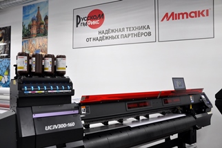 Инновационные UCJV300/150 - рулонный УФ принтер с белым цветом